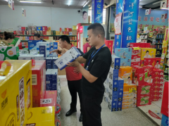 意愿者步队同步深切社区内的超市、便当店和小